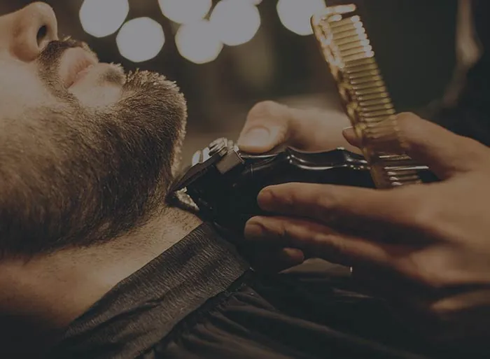 Servicio de barbería en el salón