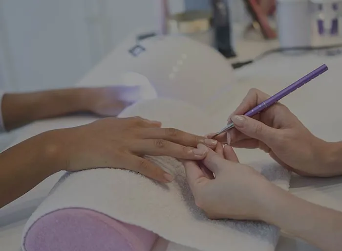 Manicura en curso en el salón